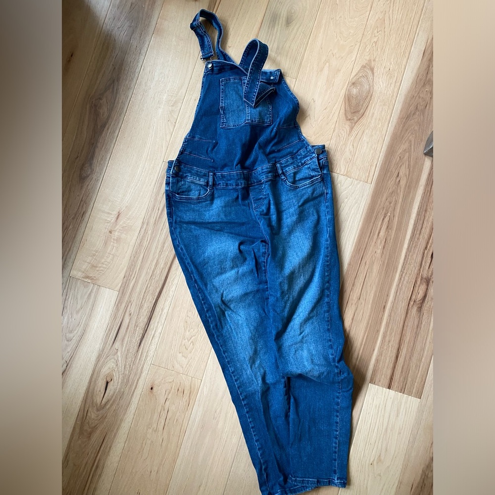 Maternity overalls - the actual cutest!!